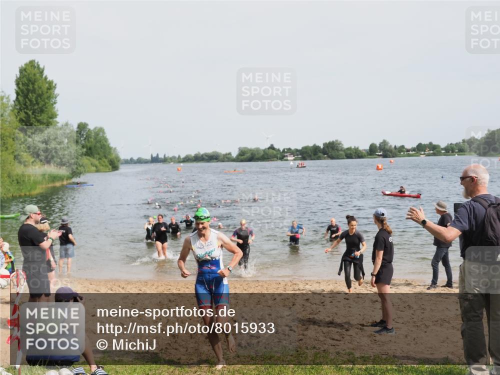 21.06.2025 - 27. Vierlanden-Triathlon MichiJ http://msf.ph/oto/8015933 15.06.2026 10:16:53 Schwimmen 471, 484, 501, 516, 551, 566, 595, 604, 610, 633 meine-sportfotos.de