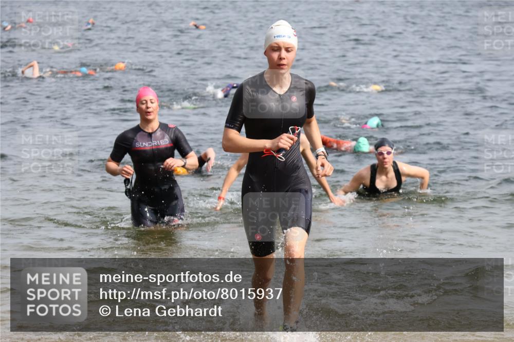 15.06.2025 - 27. Vierlanden-Triathlon Lena Gebhardt http://msf.ph/oto/8015937 15.06.2025 10:15:13 Schwimmen 480, 507, 542, 555, 579, 587, 597, 613, 631, 635 meine-sportfotos.de