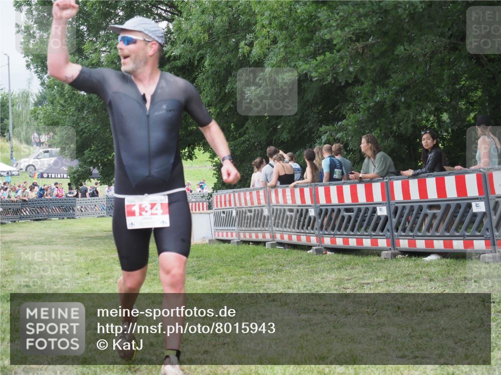 21.06.2025 - 27. Vierlanden-Triathlon KatJ http://msf.ph/oto/8015943 15.06.2025 13:13:50 Ziel 134 meine-sportfotos.de