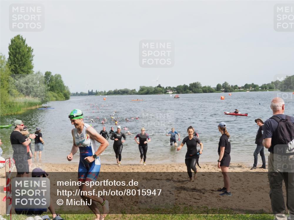 21.06.2025 - 27. Vierlanden-Triathlon MichiJ http://msf.ph/oto/8015947 15.06.2026 10:16:54 Schwimmen 471, 484, 501, 516, 551, 566, 595, 604, 610, 633 meine-sportfotos.de