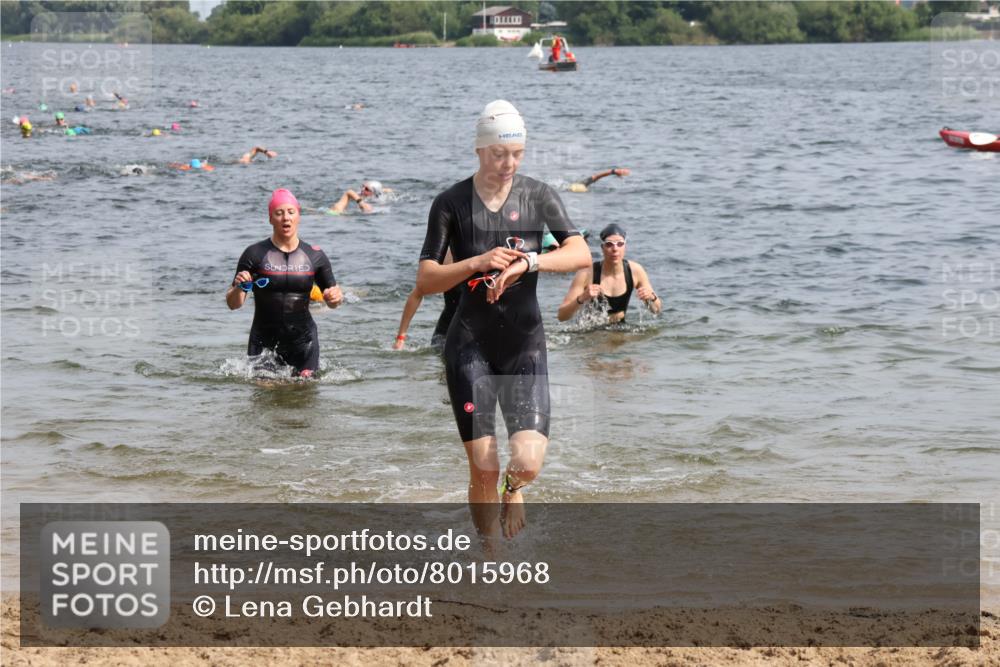 15.06.2025 - 27. Vierlanden-Triathlon Lena Gebhardt http://msf.ph/oto/8015968 15.06.2025 10:15:13 Schwimmen 480, 507, 542, 555, 579, 587, 597, 613, 631, 635 meine-sportfotos.de