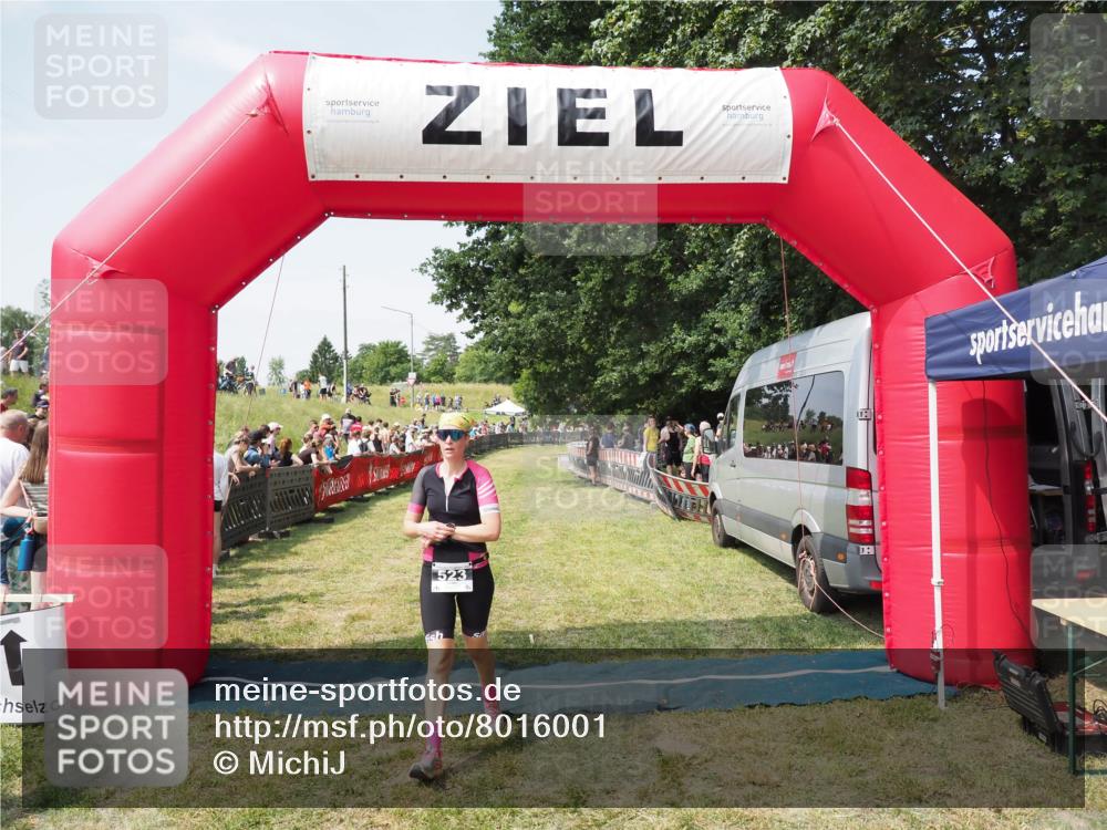 21.06.2025 - 27. Vierlanden-Triathlon MichiJ http://msf.ph/oto/8016001 15.06.2026 11:32:27 Ziel 523 meine-sportfotos.de