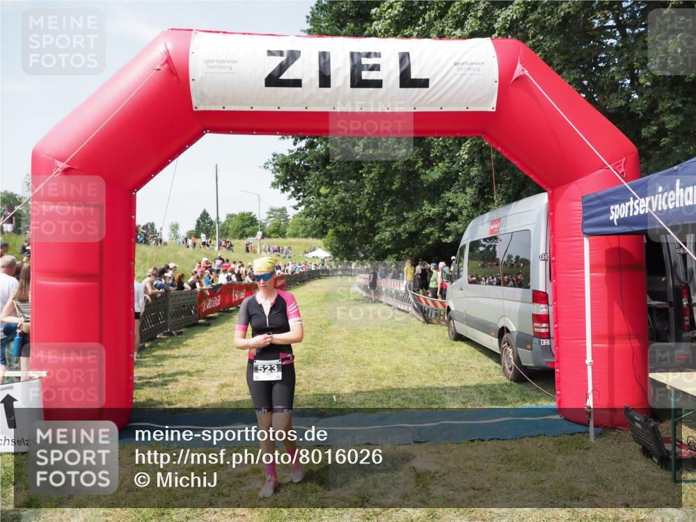 21.06.2025 - 27. Vierlanden-Triathlon MichiJ http://msf.ph/oto/8016026 15.06.2026 11:32:27 Ziel 523 meine-sportfotos.de