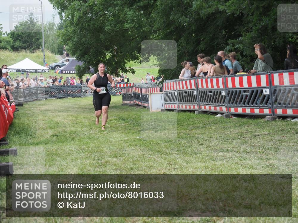 21.06.2025 - 27. Vierlanden-Triathlon KatJ http://msf.ph/oto/8016033 15.06.2025 13:14:18 Ziel 981 meine-sportfotos.de