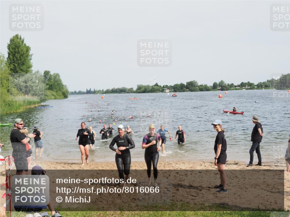 21.06.2025 - 27. Vierlanden-Triathlon MichiJ http://msf.ph/oto/8016066 15.06.2026 10:16:56 Schwimmen 471, 484, 501, 551, 566, 595, 610, 633 meine-sportfotos.de
