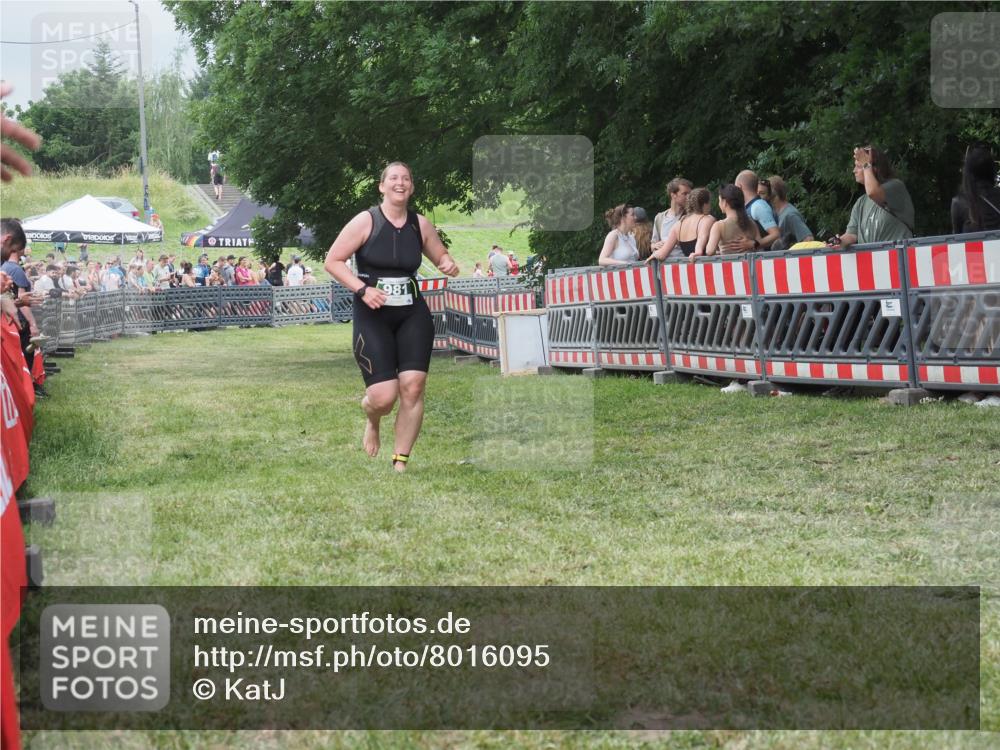 21.06.2025 - 27. Vierlanden-Triathlon KatJ http://msf.ph/oto/8016095 15.06.2025 13:14:19 Ziel 981 meine-sportfotos.de