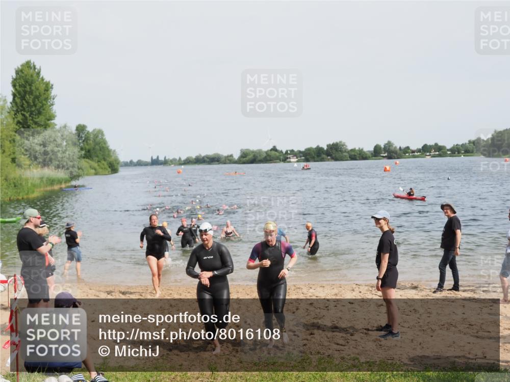21.06.2025 - 27. Vierlanden-Triathlon MichiJ http://msf.ph/oto/8016108 15.06.2026 10:16:57 Schwimmen 471, 484, 501, 551, 566, 567, 595, 610 meine-sportfotos.de