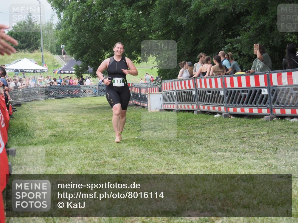 21.06.2025 - 27. Vierlanden-Triathlon KatJ http://msf.ph/oto/8016114 15.06.2025 13:14:19 Ziel 981 meine-sportfotos.de