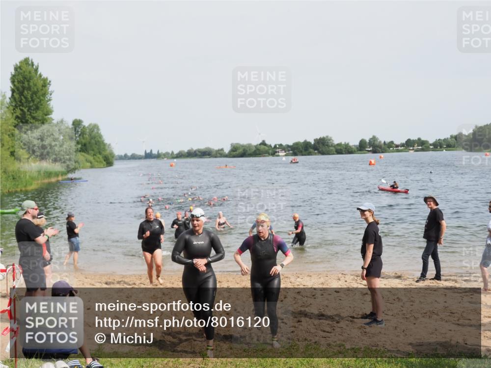 21.06.2025 - 27. Vierlanden-Triathlon MichiJ http://msf.ph/oto/8016120 15.06.2026 10:16:57 Schwimmen 471, 484, 501, 551, 566, 567, 595, 610 meine-sportfotos.de
