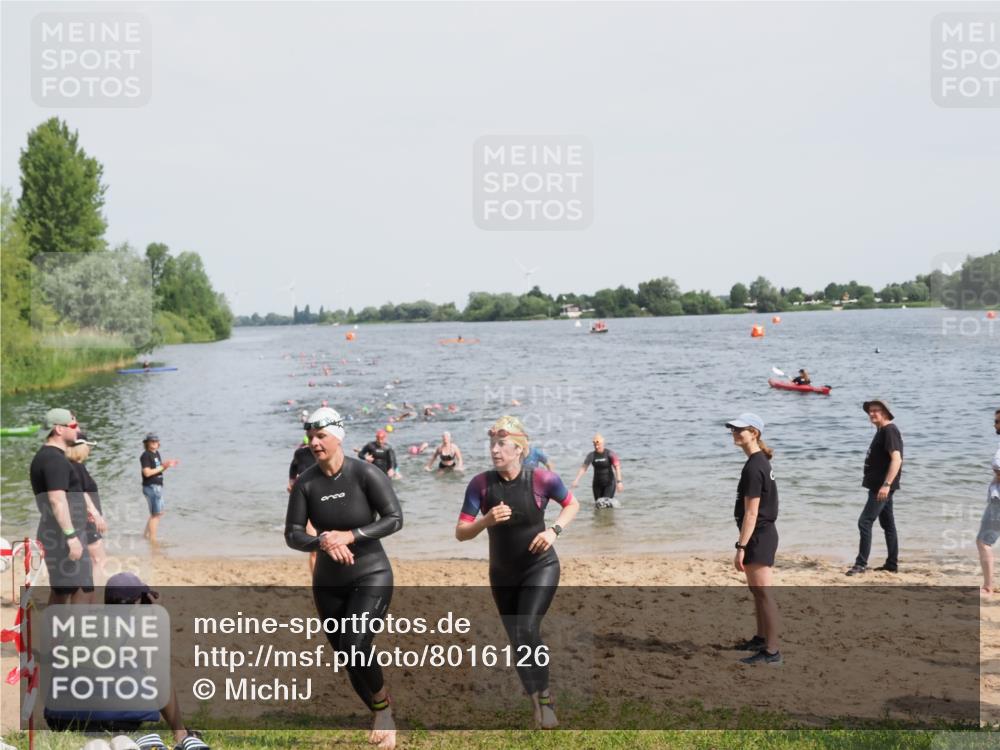 21.06.2025 - 27. Vierlanden-Triathlon MichiJ http://msf.ph/oto/8016126 15.06.2026 10:16:58 Schwimmen 471, 484, 551, 566, 567, 595, 610 meine-sportfotos.de