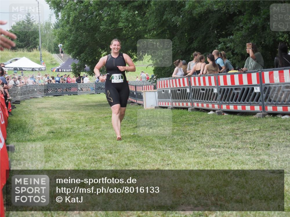 21.06.2025 - 27. Vierlanden-Triathlon KatJ http://msf.ph/oto/8016133 15.06.2025 13:14:19 Ziel 981 meine-sportfotos.de