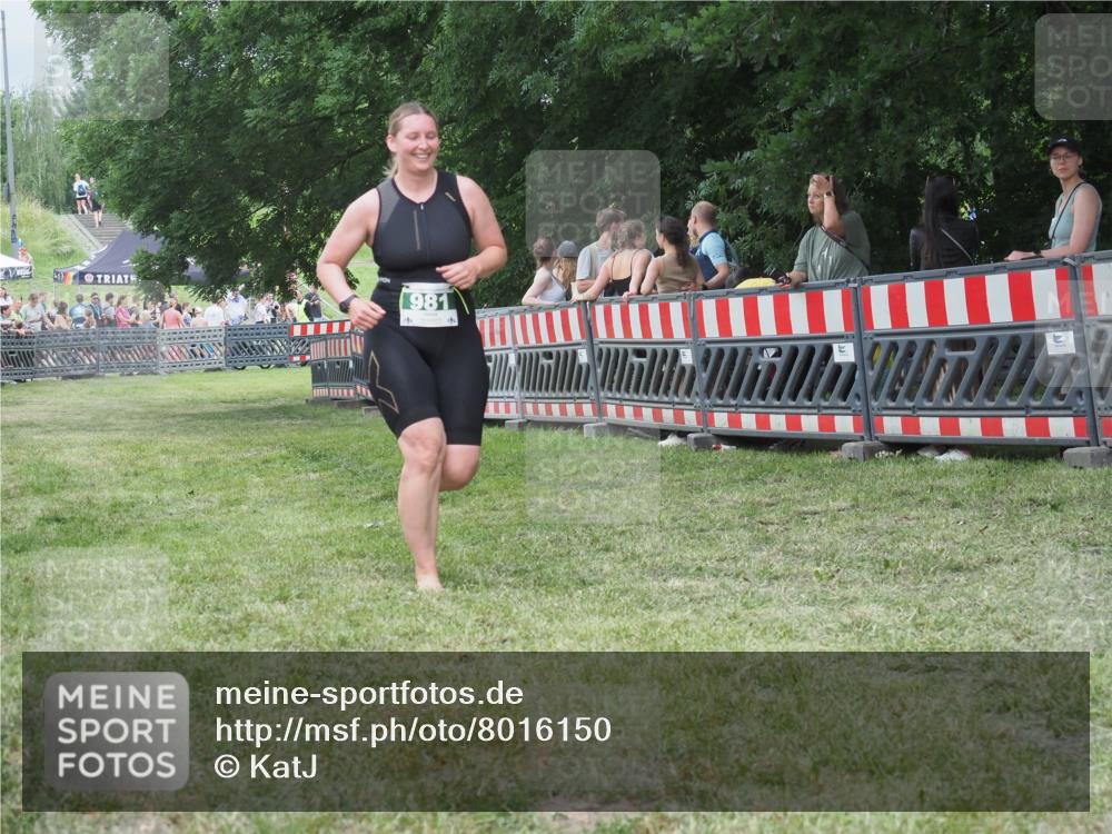 21.06.2025 - 27. Vierlanden-Triathlon KatJ http://msf.ph/oto/8016150 15.06.2025 13:14:20 Ziel 981 meine-sportfotos.de