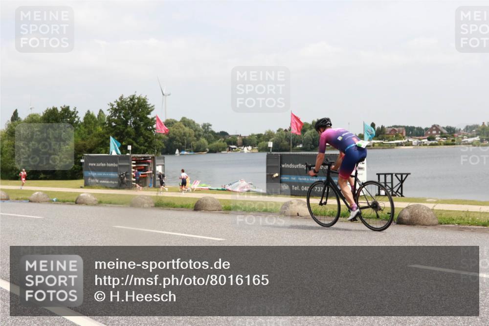 21.06.2025 - 27. Vierlanden-Triathlon H.Heesch http://msf.ph/oto/8016165 15.06.2025 12:04:29 Radfahren 725, 792, 901, 904, 954 meine-sportfotos.de