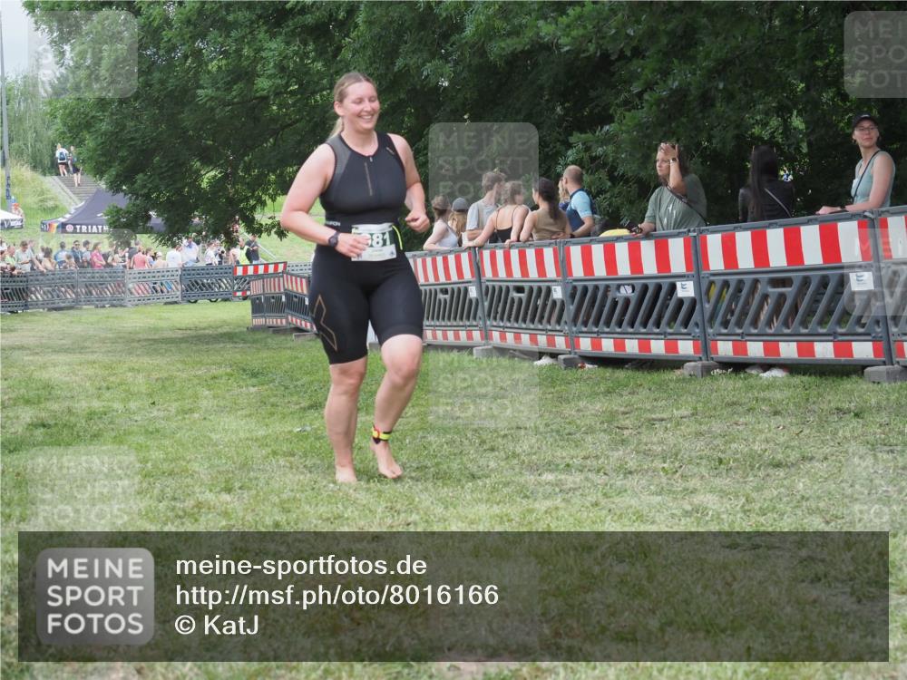 21.06.2025 - 27. Vierlanden-Triathlon KatJ http://msf.ph/oto/8016166 15.06.2025 13:14:20 Ziel 981 meine-sportfotos.de