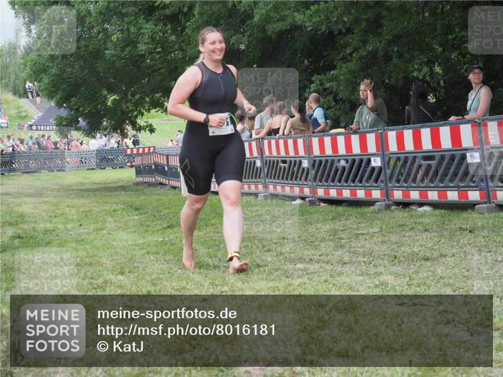 21.06.2025 - 27. Vierlanden-Triathlon KatJ http://msf.ph/oto/8016181 15.06.2025 13:14:21 Ziel 981 meine-sportfotos.de