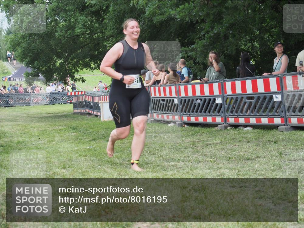 21.06.2025 - 27. Vierlanden-Triathlon KatJ http://msf.ph/oto/8016195 15.06.2025 13:14:21 Ziel 981 meine-sportfotos.de