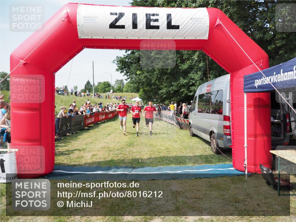21.06.2025 - 27. Vierlanden-Triathlon MichiJ http://msf.ph/oto/8016212 15.06.2026 11:32:40 Ziel 487, 614 meine-sportfotos.de