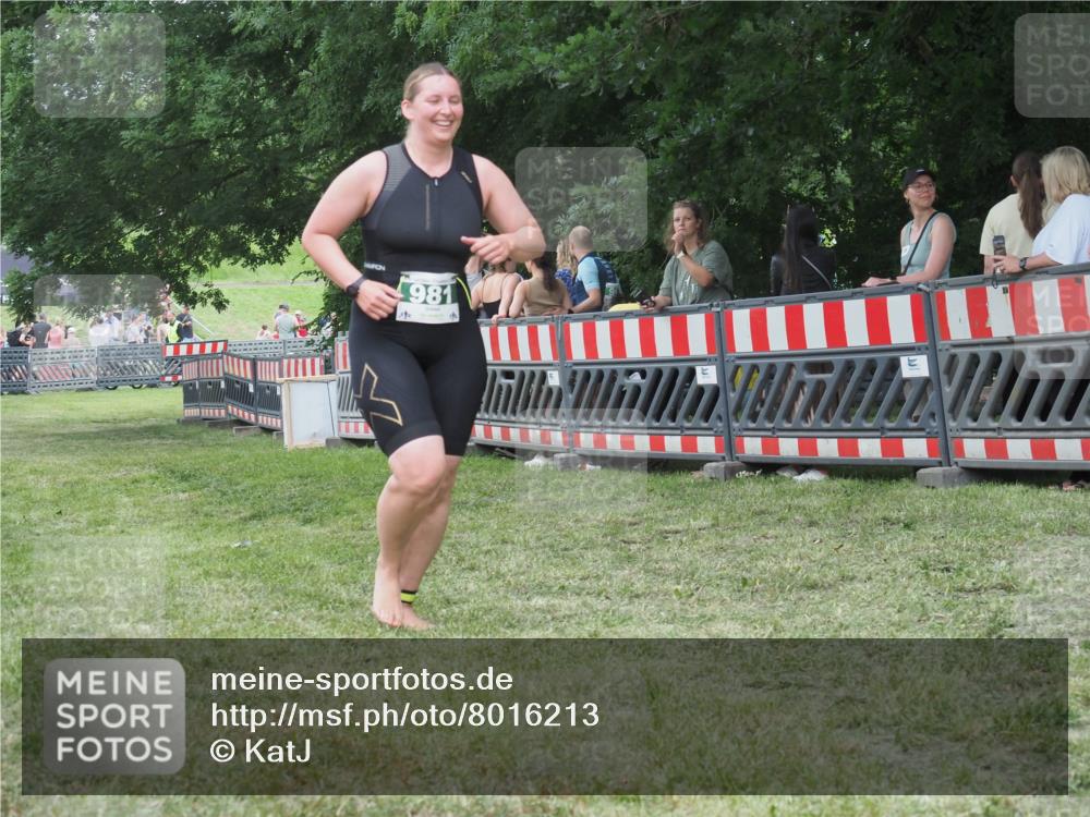21.06.2025 - 27. Vierlanden-Triathlon KatJ http://msf.ph/oto/8016213 15.06.2025 13:14:21 Ziel 981 meine-sportfotos.de