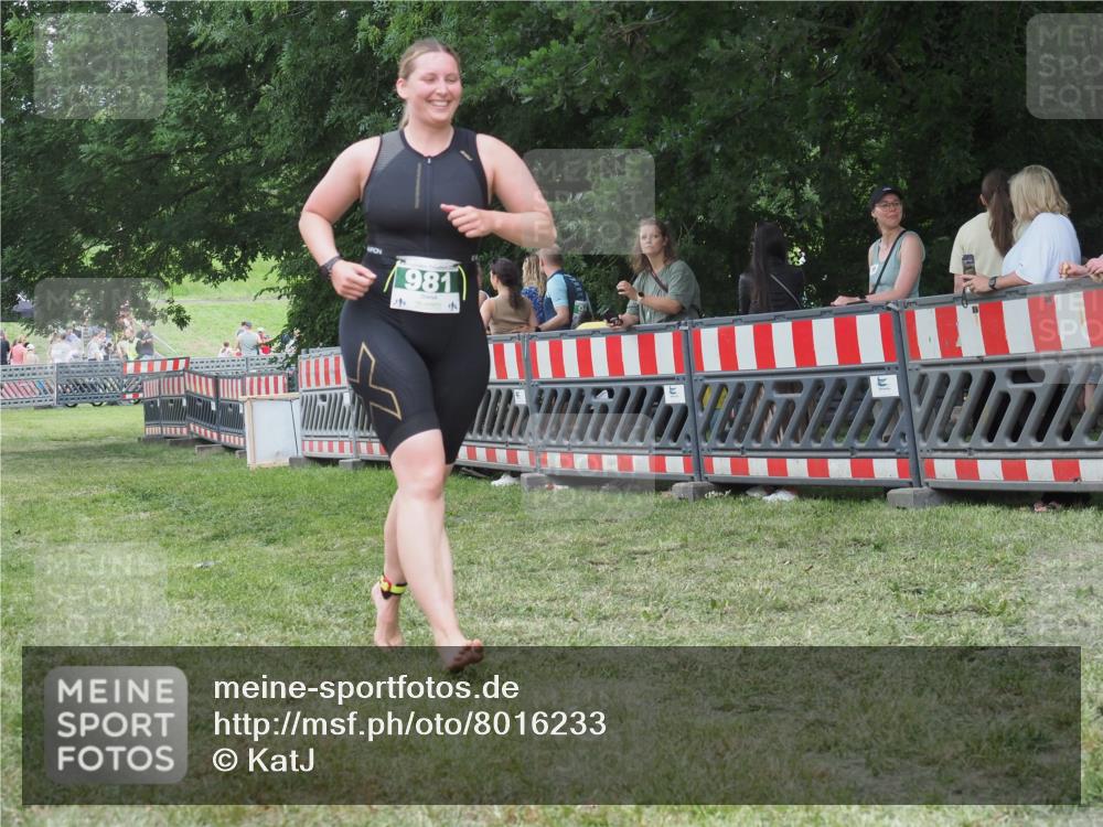 21.06.2025 - 27. Vierlanden-Triathlon KatJ http://msf.ph/oto/8016233 15.06.2025 13:14:21 Ziel 981 meine-sportfotos.de
