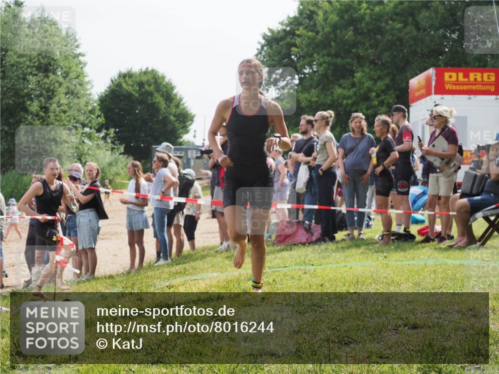 15.06.2025 - 27. Vierlanden-Triathlon KatJ http://msf.ph/oto/8016244 15.06.2025 10:15:54 Schwimmen 483, 505, 564, 577, 590, 630 meine-sportfotos.de