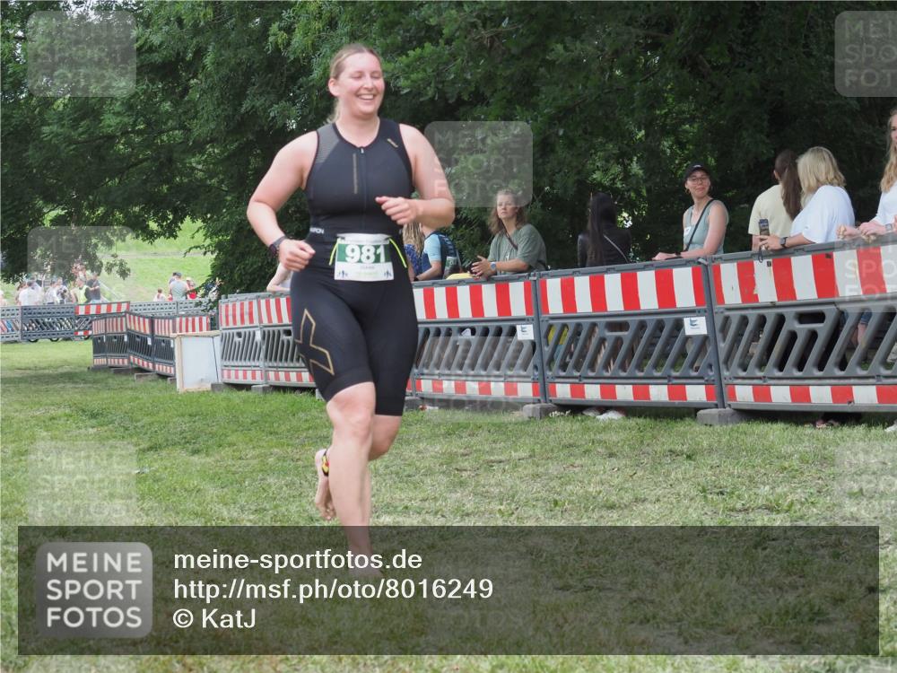21.06.2025 - 27. Vierlanden-Triathlon KatJ http://msf.ph/oto/8016249 15.06.2025 13:14:21 Ziel 981 meine-sportfotos.de