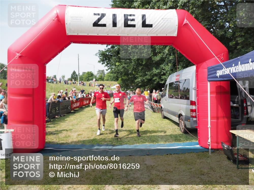 21.06.2025 - 27. Vierlanden-Triathlon MichiJ http://msf.ph/oto/8016259 15.06.2026 11:32:41 Ziel 480, 487, 614 meine-sportfotos.de
