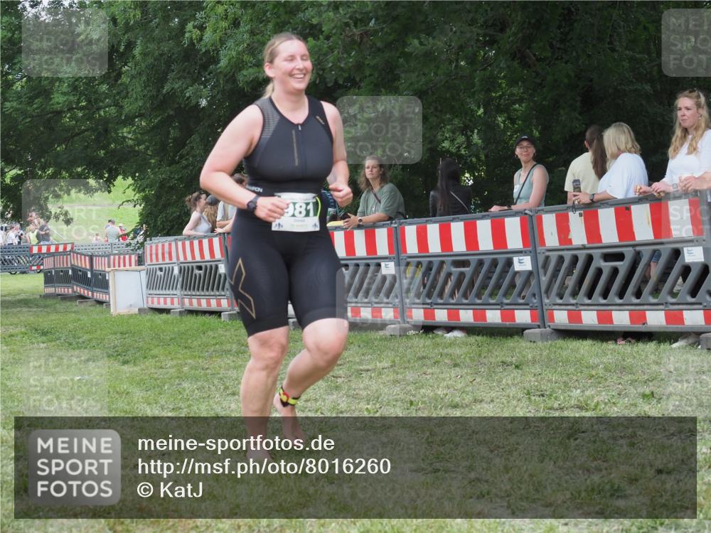 21.06.2025 - 27. Vierlanden-Triathlon KatJ http://msf.ph/oto/8016260 15.06.2025 13:14:21 Ziel 981 meine-sportfotos.de