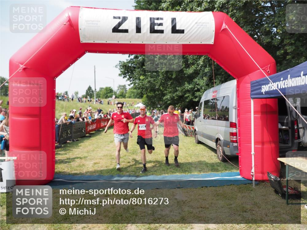 21.06.2025 - 27. Vierlanden-Triathlon MichiJ http://msf.ph/oto/8016273 15.06.2026 11:32:41 Ziel 480, 487, 614 meine-sportfotos.de
