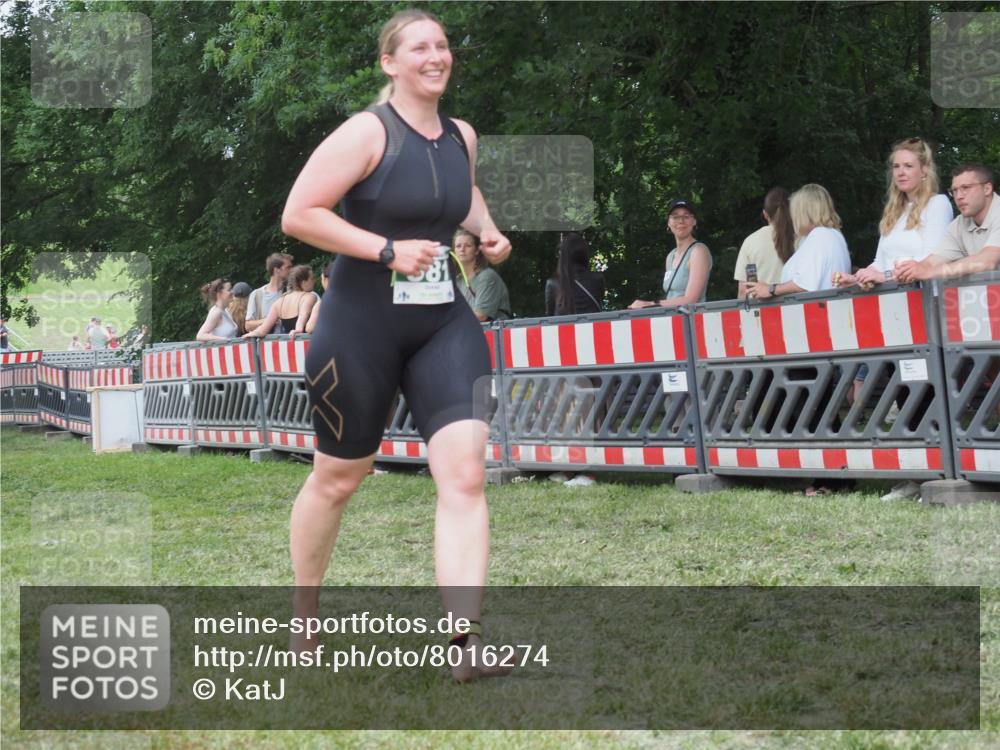 21.06.2025 - 27. Vierlanden-Triathlon KatJ http://msf.ph/oto/8016274 15.06.2025 13:14:21 Ziel 981 meine-sportfotos.de