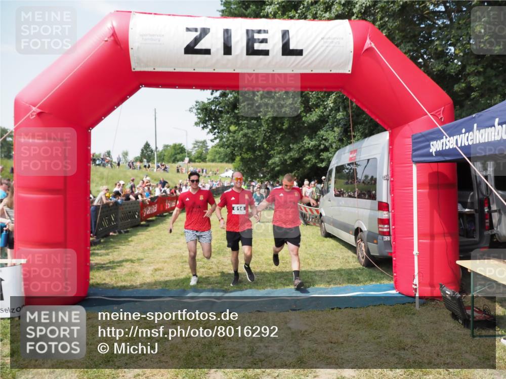21.06.2025 - 27. Vierlanden-Triathlon MichiJ http://msf.ph/oto/8016292 15.06.2026 11:32:41 Ziel 480, 487, 614 meine-sportfotos.de