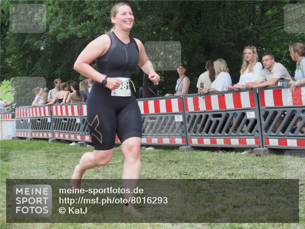 21.06.2025 - 27. Vierlanden-Triathlon KatJ http://msf.ph/oto/8016293 15.06.2025 13:14:21 Ziel 981 meine-sportfotos.de