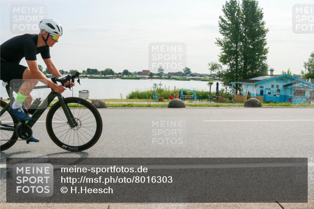 15.06.2025 - 27. Vierlanden-Triathlon H.Heesch http://msf.ph/oto/8016303 15.06.2025 09:14:05 Radfahren 26, 50 meine-sportfotos.de