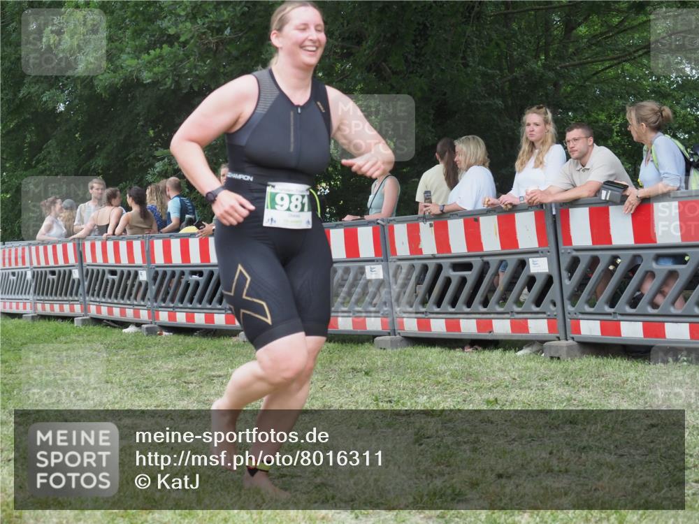 21.06.2025 - 27. Vierlanden-Triathlon KatJ http://msf.ph/oto/8016311 15.06.2025 13:14:22 Ziel 981 meine-sportfotos.de