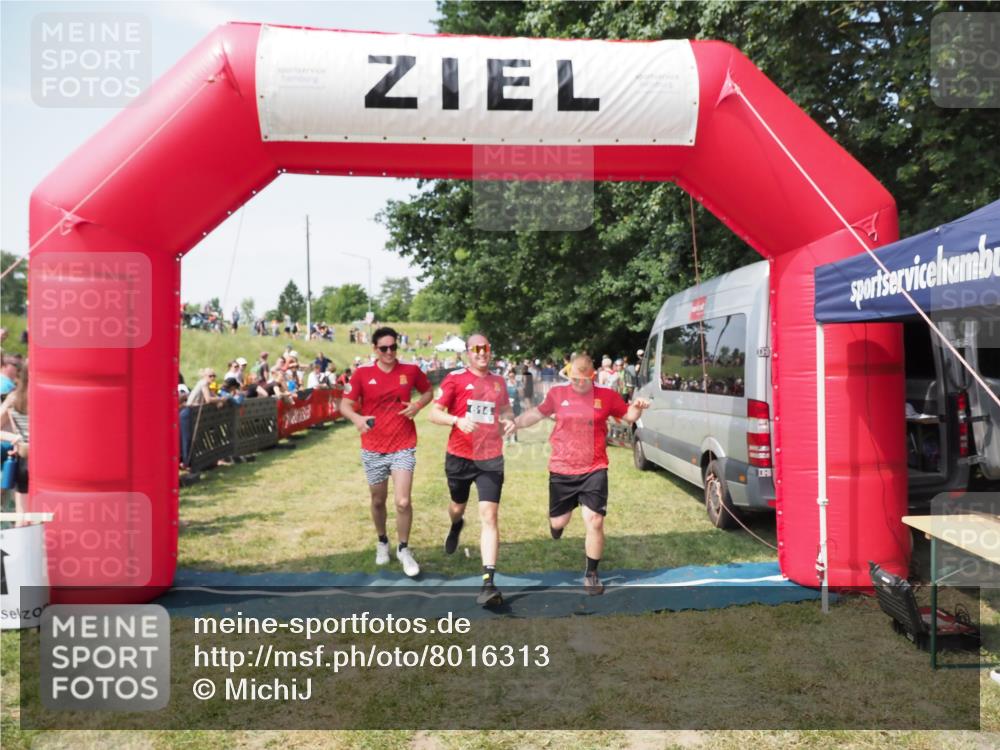 21.06.2025 - 27. Vierlanden-Triathlon MichiJ http://msf.ph/oto/8016313 15.06.2026 11:32:41 Ziel 480, 487, 614 meine-sportfotos.de