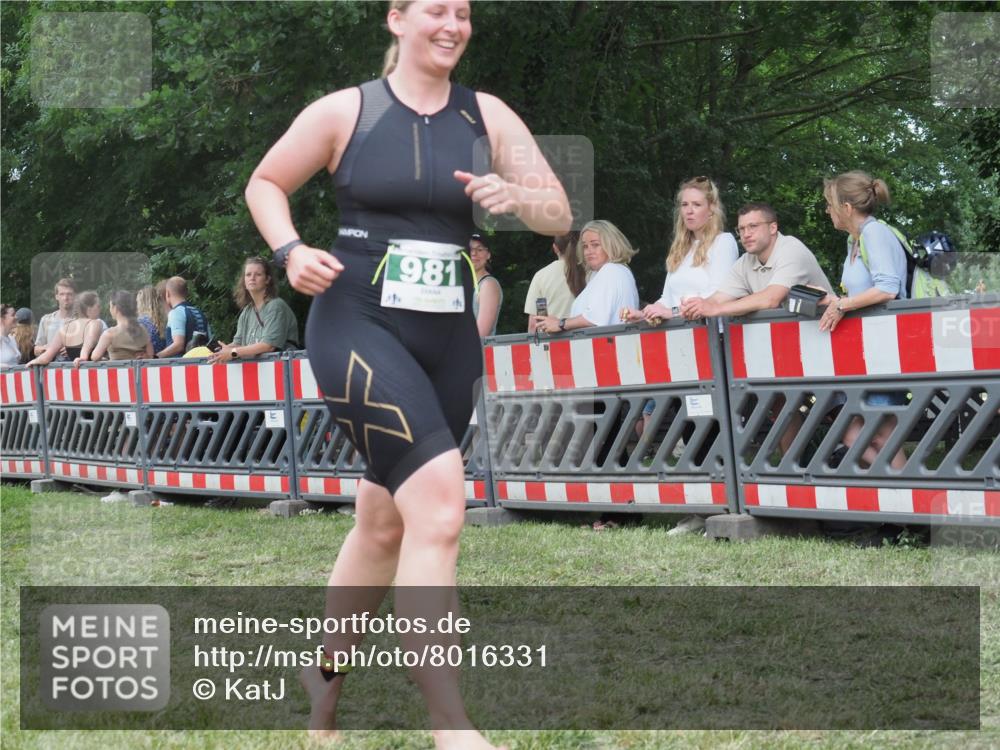 21.06.2025 - 27. Vierlanden-Triathlon KatJ http://msf.ph/oto/8016331 15.06.2025 13:14:22 Ziel 981 meine-sportfotos.de