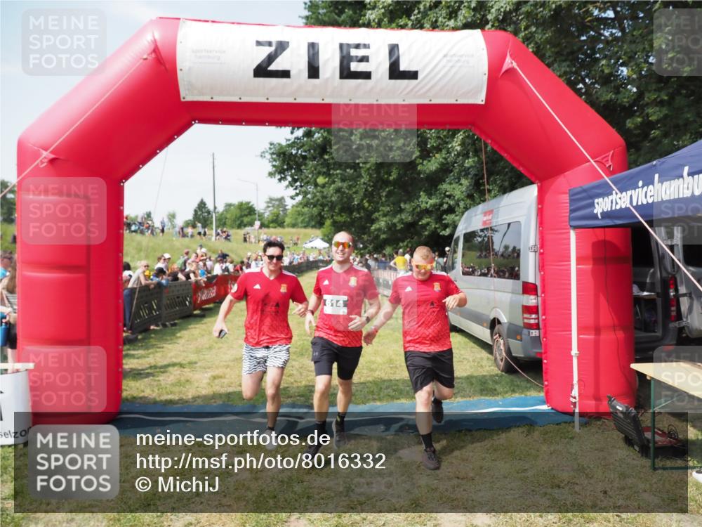 21.06.2025 - 27. Vierlanden-Triathlon MichiJ http://msf.ph/oto/8016332 15.06.2026 11:32:41 Ziel 480, 487, 614 meine-sportfotos.de