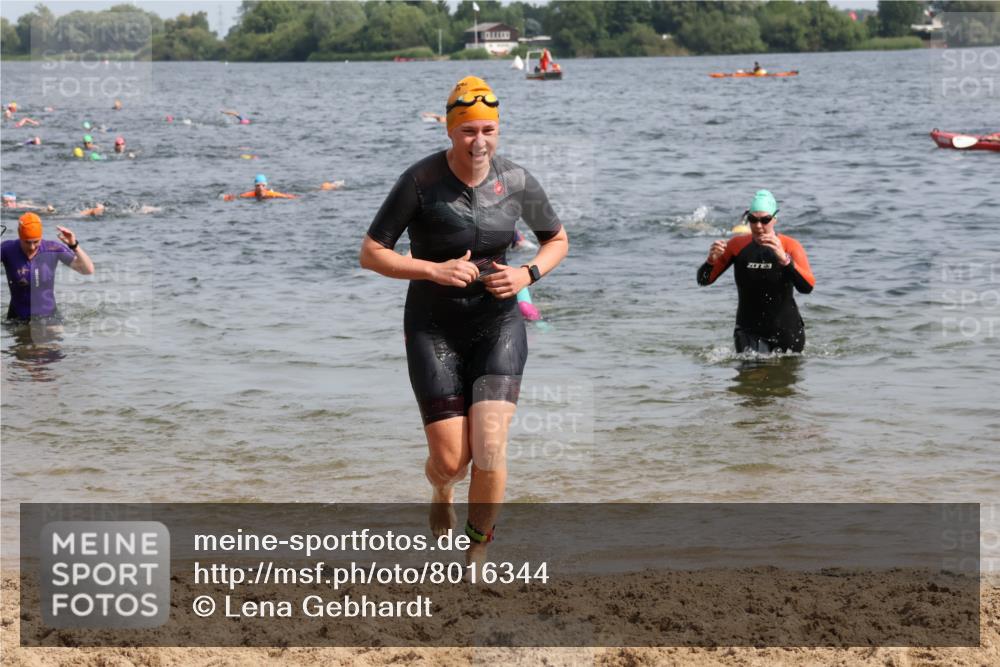 15.06.2025 - 27. Vierlanden-Triathlon Lena Gebhardt http://msf.ph/oto/8016344 15.06.2025 10:15:24 Schwimmen 507, 508, 511, 542, 554, 579, 613, 620, 631 meine-sportfotos.de