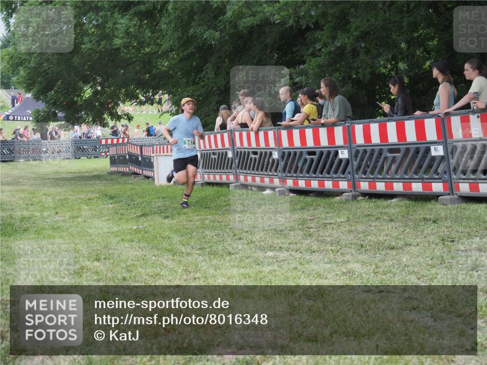 21.06.2025 - 27. Vierlanden-Triathlon KatJ http://msf.ph/oto/8016348 15.06.2025 13:14:55 Ziel 947 meine-sportfotos.de