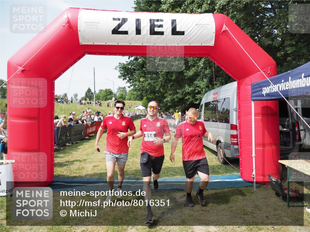 21.06.2025 - 27. Vierlanden-Triathlon MichiJ http://msf.ph/oto/8016351 15.06.2026 11:32:41 Ziel 480, 487, 614 meine-sportfotos.de