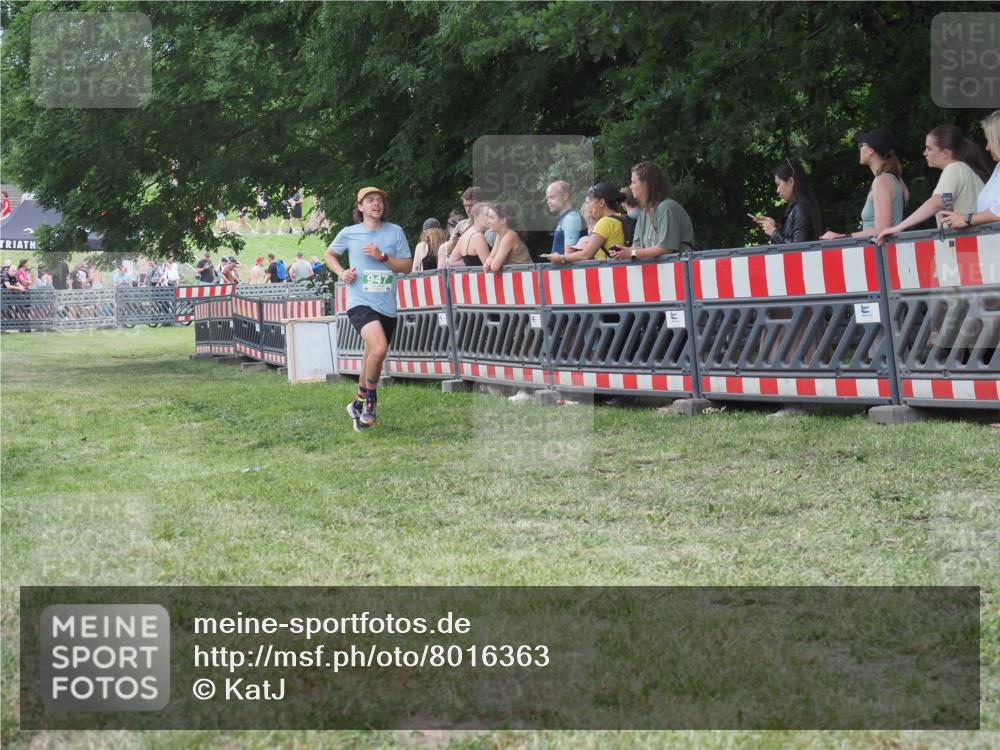 21.06.2025 - 27. Vierlanden-Triathlon KatJ http://msf.ph/oto/8016363 15.06.2025 13:14:55 Ziel 947 meine-sportfotos.de