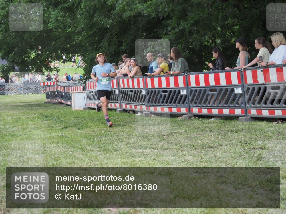 21.06.2025 - 27. Vierlanden-Triathlon KatJ http://msf.ph/oto/8016380 15.06.2025 13:14:55 Ziel 947 meine-sportfotos.de
