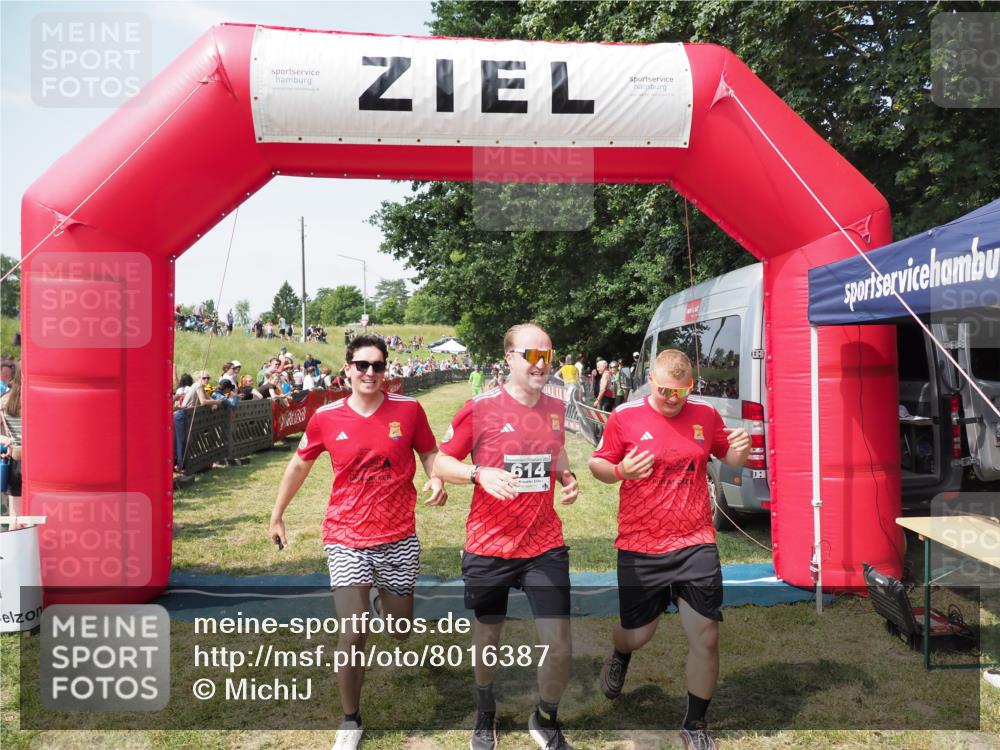 21.06.2025 - 27. Vierlanden-Triathlon MichiJ http://msf.ph/oto/8016387 15.06.2026 11:32:42 Ziel 480, 487, 614 meine-sportfotos.de