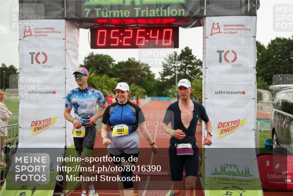 15.06.2025 - 7 Türme Triathlon Michael Strokosch http://msf.ph/oto/8016390 15.06.2025 15:26:40 Ziel 225, 1066, 1067 meine-sportfotos.de