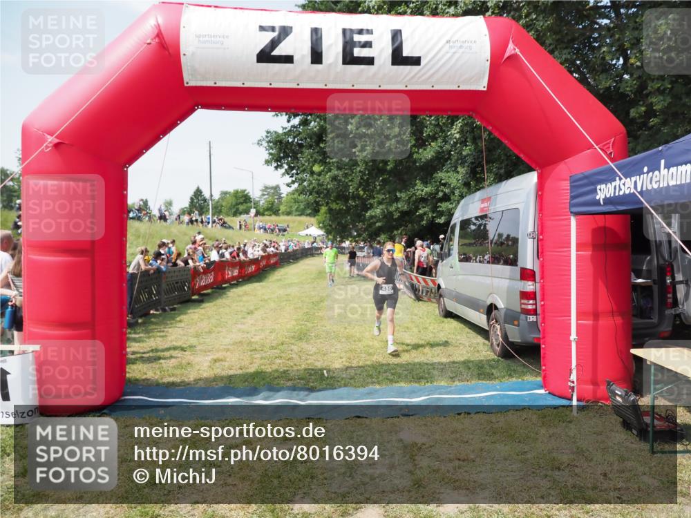 21.06.2025 - 27. Vierlanden-Triathlon MichiJ http://msf.ph/oto/8016394 15.06.2026 11:32:44 Ziel 480, 487, 614 meine-sportfotos.de