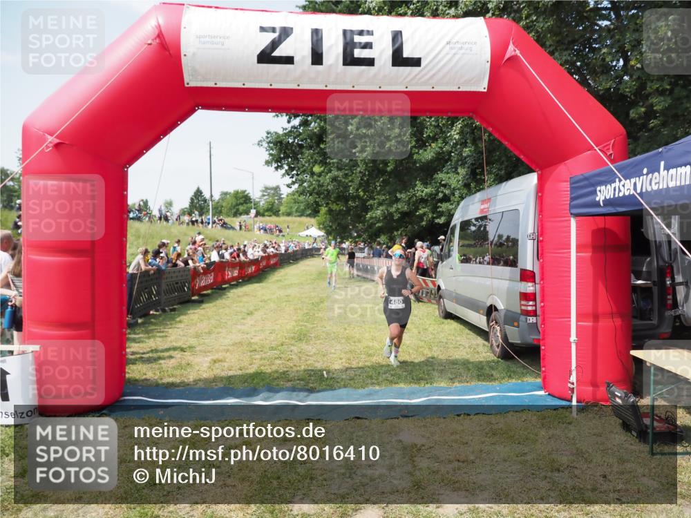21.06.2025 - 27. Vierlanden-Triathlon MichiJ http://msf.ph/oto/8016410 15.06.2026 11:32:44 Ziel 480, 487, 614 meine-sportfotos.de