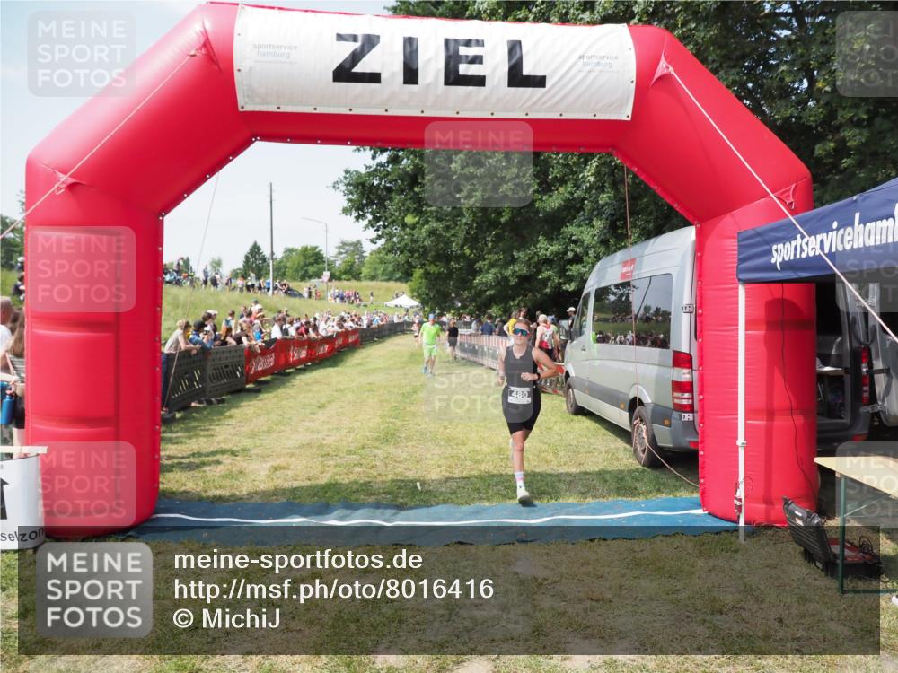 21.06.2025 - 27. Vierlanden-Triathlon MichiJ http://msf.ph/oto/8016416 15.06.2026 11:32:45 Ziel 391, 480, 487, 614 meine-sportfotos.de