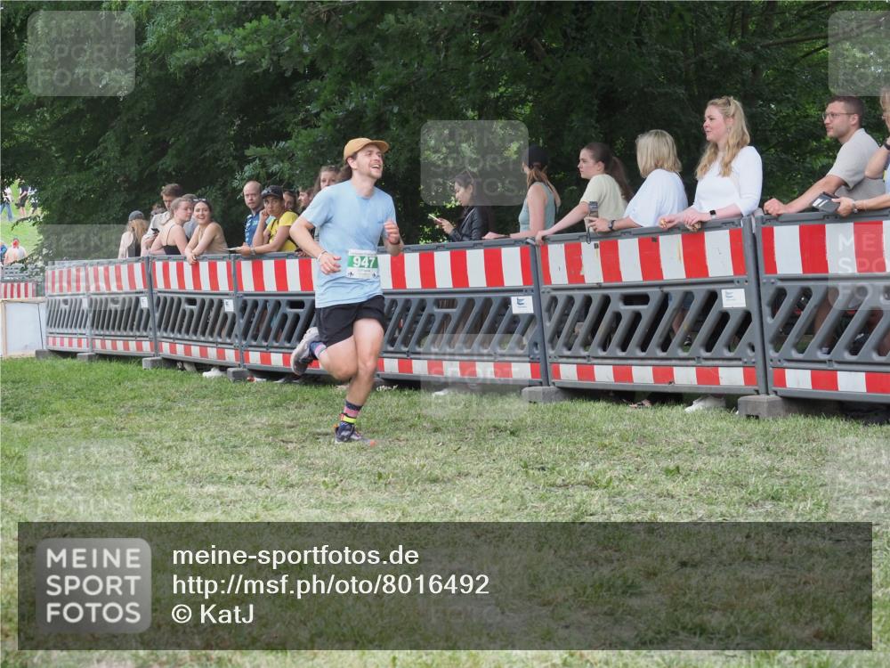21.06.2025 - 27. Vierlanden-Triathlon KatJ http://msf.ph/oto/8016492 15.06.2025 13:14:56 Ziel 947 meine-sportfotos.de