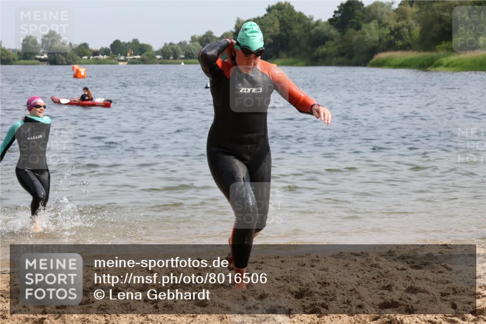 15.06.2025 - 27. Vierlanden-Triathlon Lena Gebhardt http://msf.ph/oto/8016506 15.06.2025 10:15:31 Schwimmen 508, 509, 511, 542, 554, 579, 613, 620, 631 meine-sportfotos.de