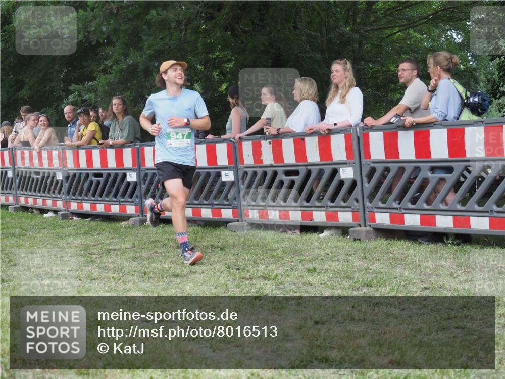 21.06.2025 - 27. Vierlanden-Triathlon KatJ http://msf.ph/oto/8016513 15.06.2025 13:14:57 Ziel 947 meine-sportfotos.de