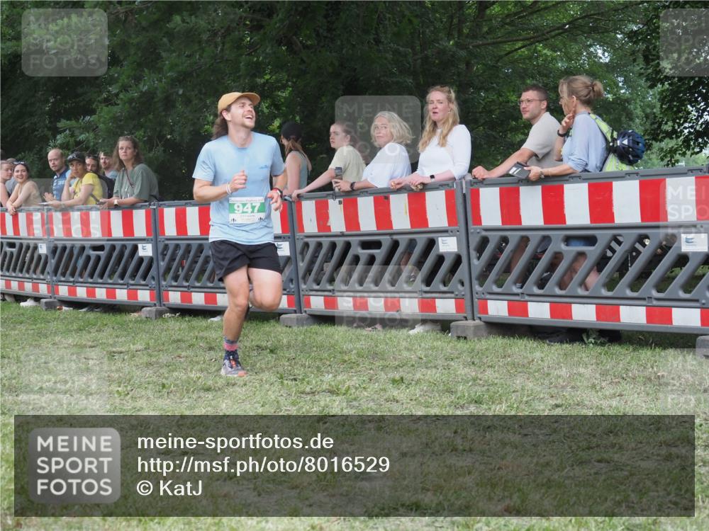 21.06.2025 - 27. Vierlanden-Triathlon KatJ http://msf.ph/oto/8016529 15.06.2025 13:14:57 Ziel 947 meine-sportfotos.de